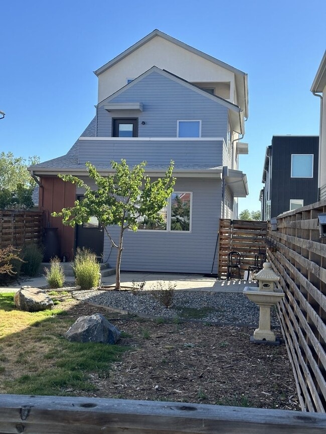 Building Photo - Move In READY!!!   Single family home in s...