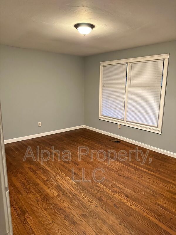 Building Photo - 605 Kenmore Dr