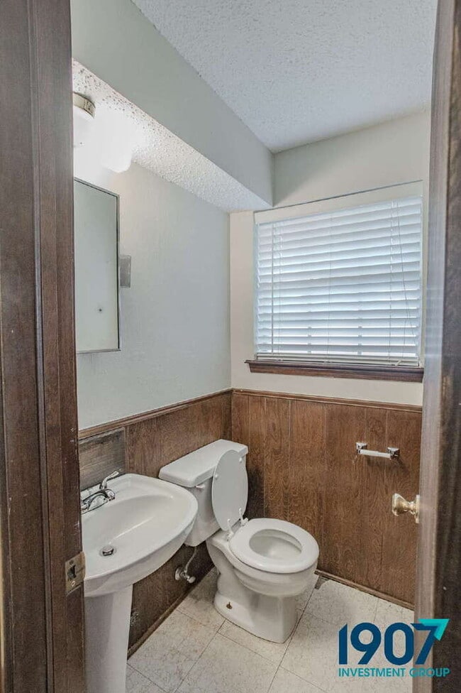 Building Photo - Charming 3-Bedroom Home in Moore with Spac...