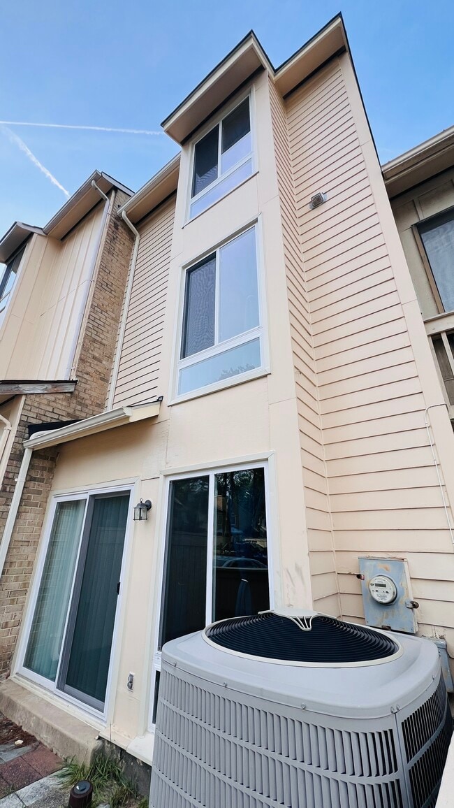 Building Photo - 10211 Ridgeline Dr