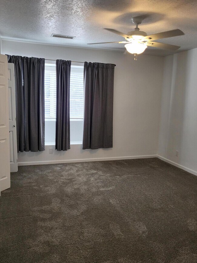 Building Photo - 1724 Powder River Dr NE