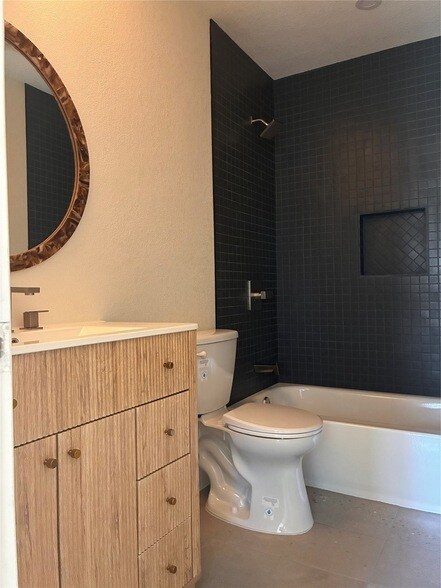 Building Photo - 2101 Mistletoe Ave