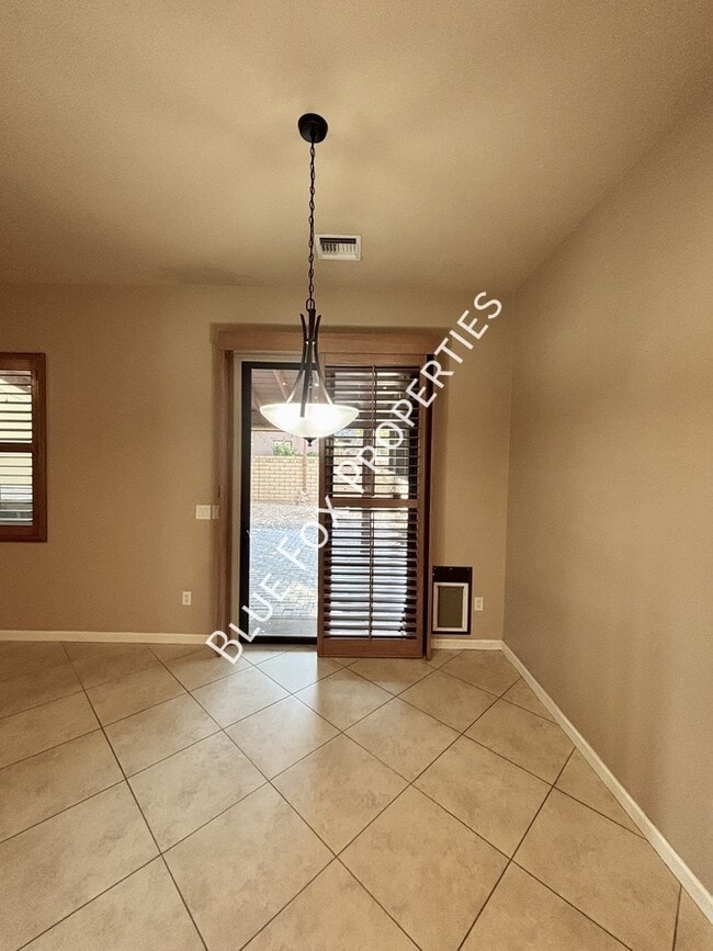 Building Photo - 4688 N Belgravia Rd