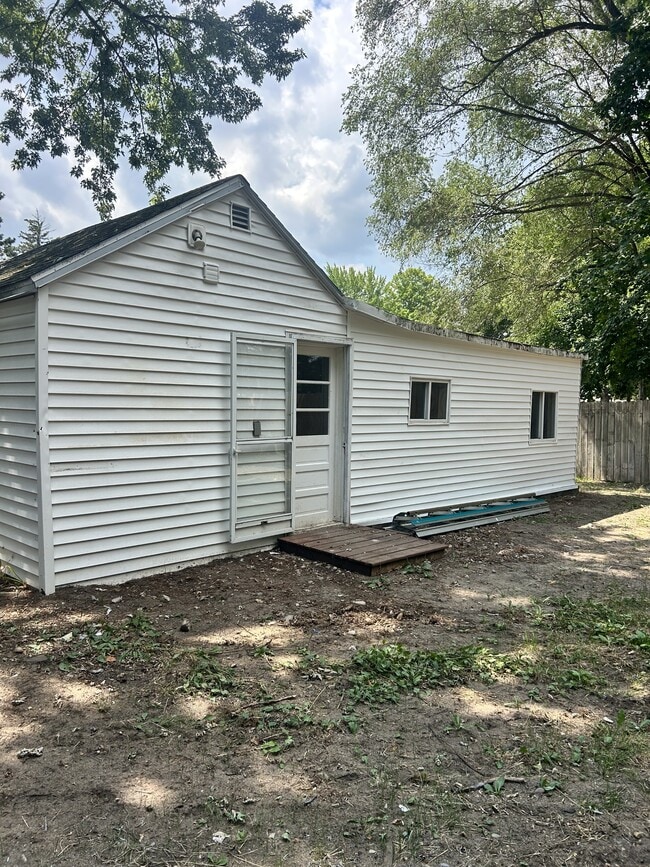 Building Photo - 408 W Wheaton Ave