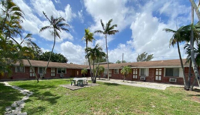 Building Photo - 2220 Hayes St