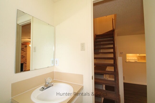 Building Photo - Two-Story Delight!