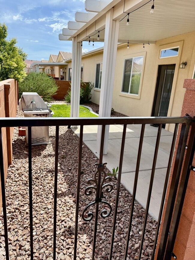 Building Photo - Spacious 2-Bedroom Duplex with Den & Fence...