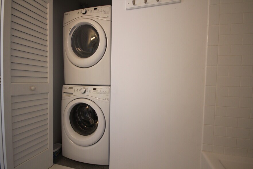 Washer & Dryer - 151 SE 1st St