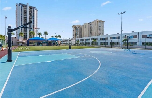 Building Photo - 1800 NE 114th St