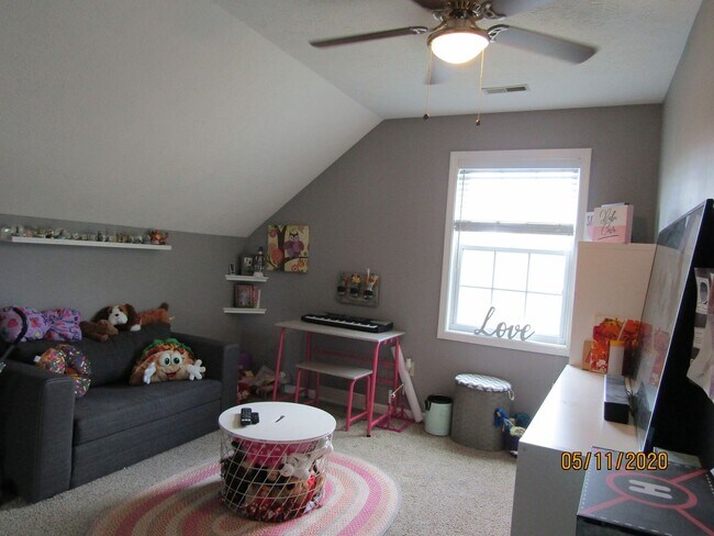 Building Photo - 802 Greenview Cir