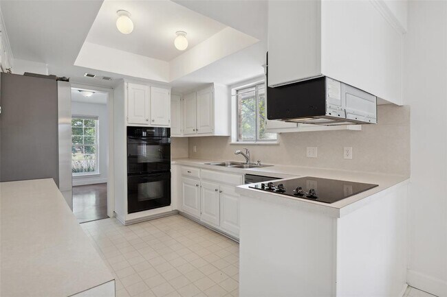 Building Photo - 7202 Squirrel Oak Cir