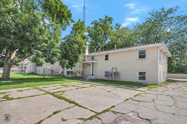 Building Photo - 241 S Small Ave