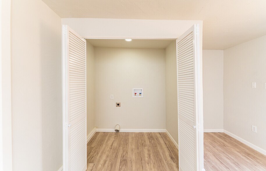 Washer & Dryer Connection - 2102 Custer Ave