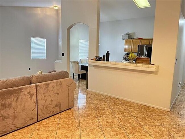 Building Photo - Bakersfield Best Home