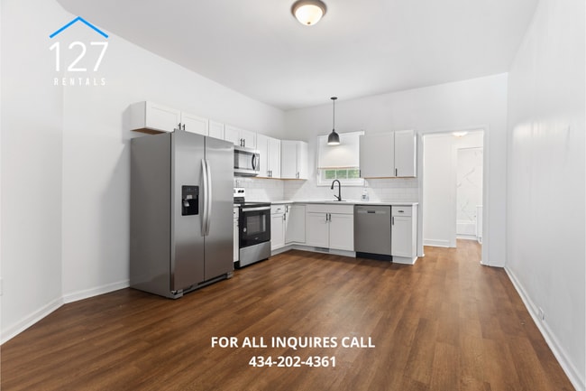 Building Photo - Spacious 3-Bedroom Apartment with Modern U...