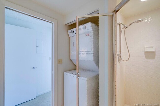 Building Photo - 221 NE Plantation Rd