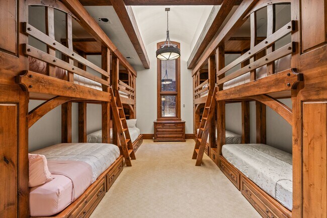 Building Photo - 472 Thunderbowl Ln