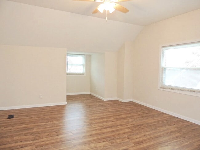 Building Photo - 4 Bedroom - 2 Full Bath Bungalow for Rent!