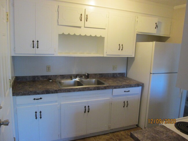 Building Photo - 2 bedroom 1 bath duplex off of Broad River Rd