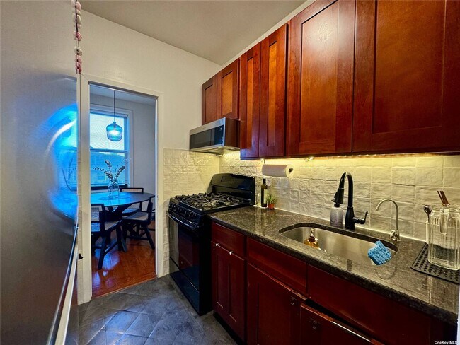 Building Photo - 167-10 Crocheron Ave