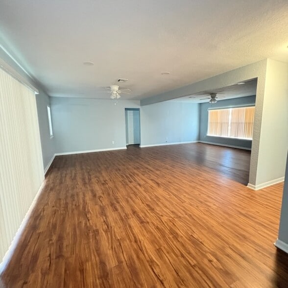 Building Photo - 733 Oleander Dr SE