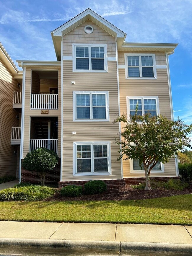 Building Photo - Updated Condo with Gorgeous Lake View!