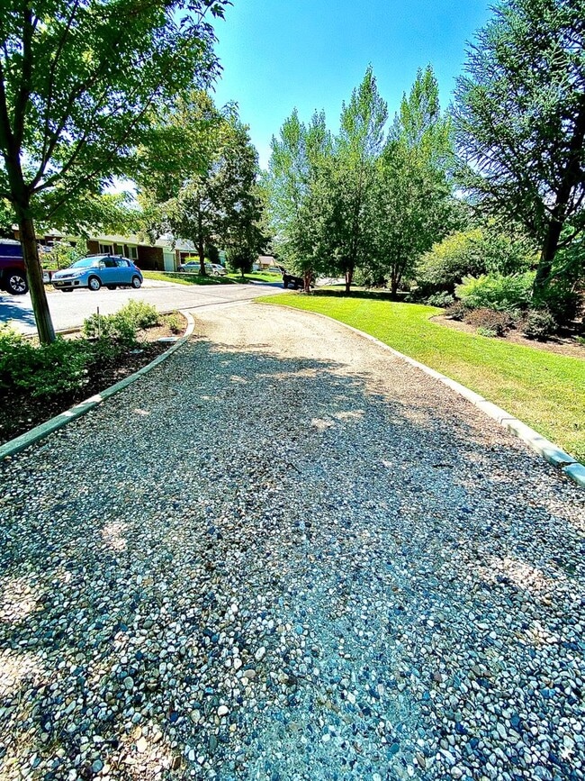 Building Photo - 4 Bedroom 2.5 bath on Central Rim minutes from downtown