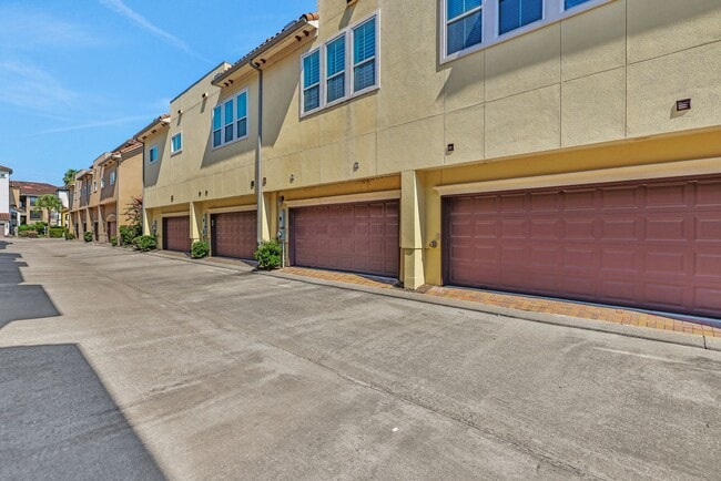 Building Photo - 12 Tassia Ln