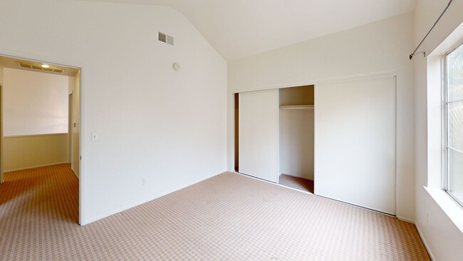 Building Photo - 4 Bedroom 2 1/2 bath two story townhome fo...