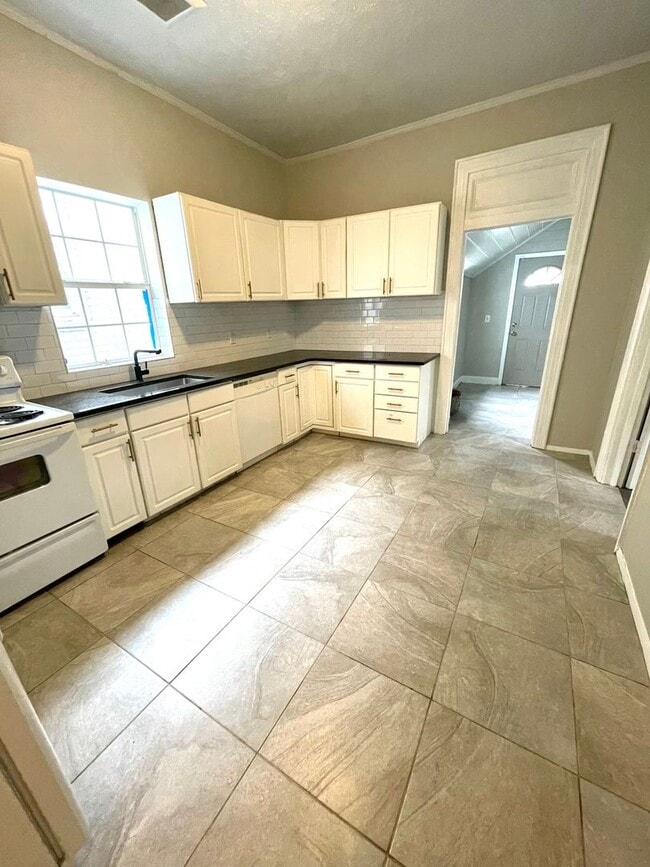 Building Photo - 1808 10th Ave N