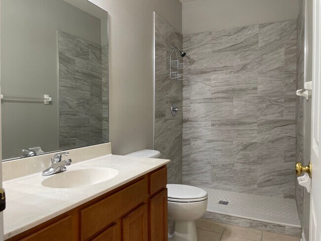 Building Photo - Beautiful Spacious Home in Deland