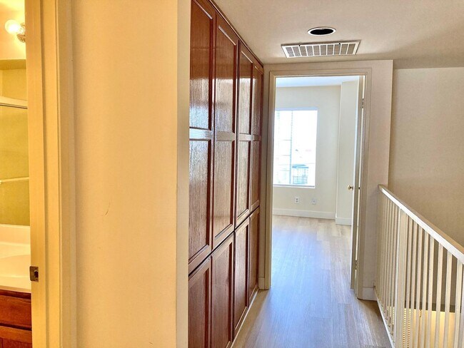 Building Photo - Charming 2 Bedroom 2 Bath townhouse with a...