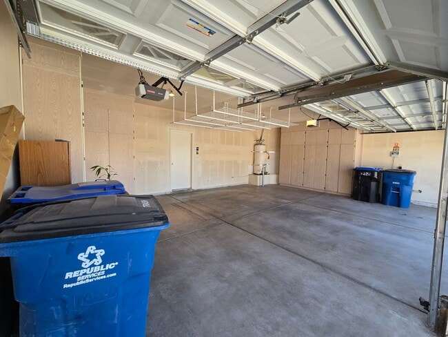 Building Photo - A Fabulous 3 Bedroom Home in Seven Hills