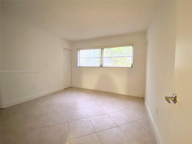 Building Photo - 9371 Fontainebleau Blvd