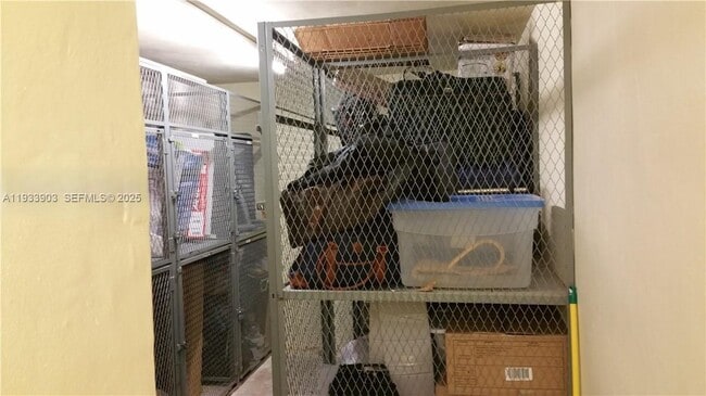 Building Photo - 220 Lakeview Dr