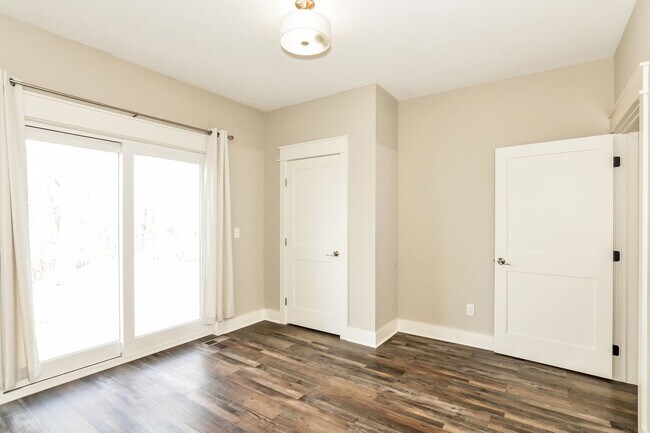 Building Photo - 312 61st St