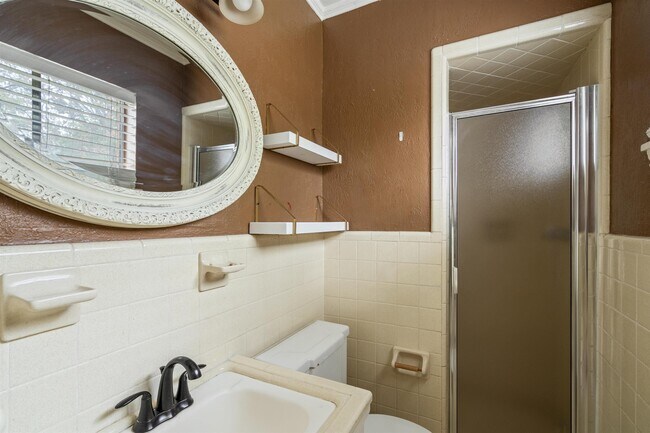 Building Photo - 214 W Strickland St