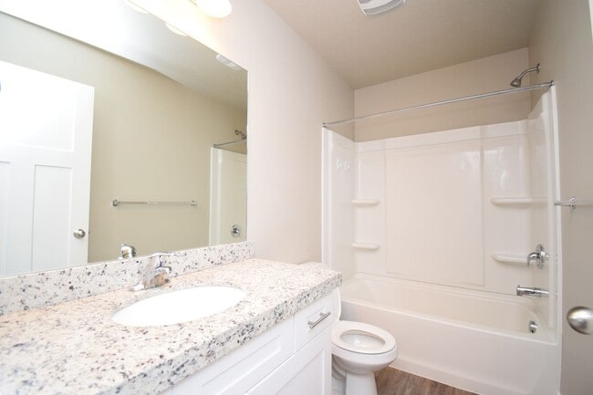 Building Photo - Charming 4 bed Sandy Home, with HOA in Fantastic Location!!!