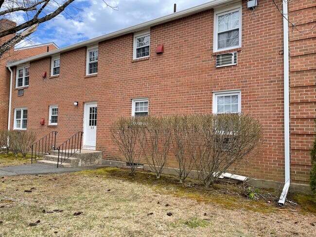 Building Photo - 5 Grandview Dr