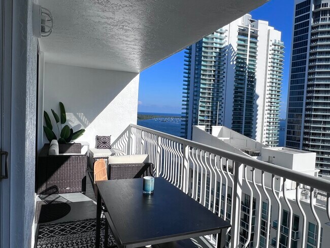 Building Photo - 1200 Brickell Bay Dr