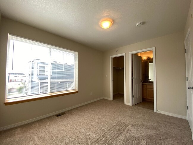 Building Photo - Renovated 2 Bedroom 2.5 Bathroom Condo in ...