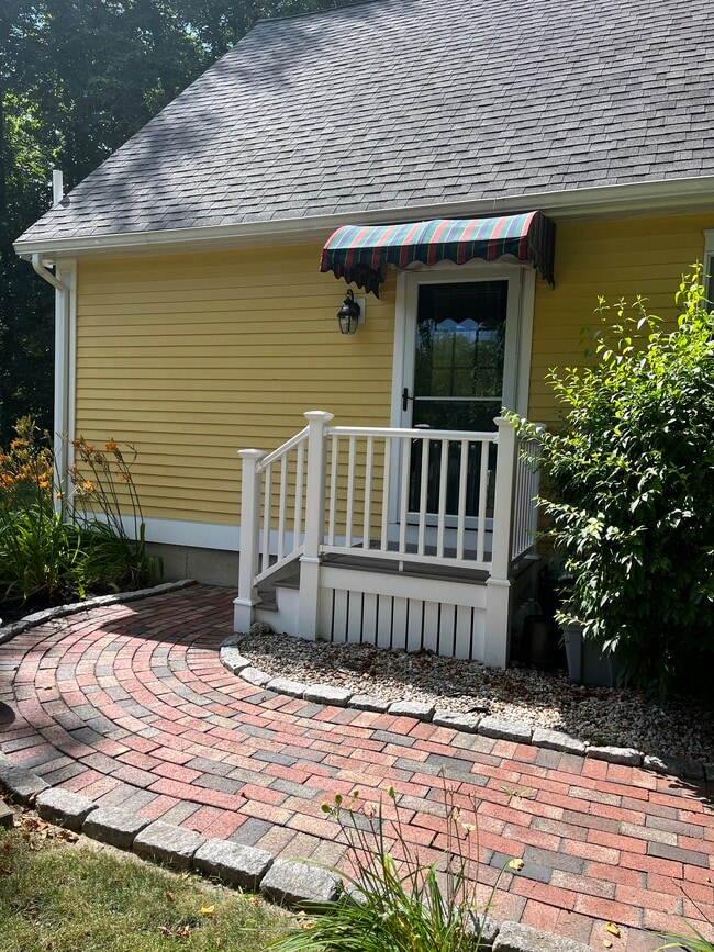 Private entrance - 21 Willowbrook Ave