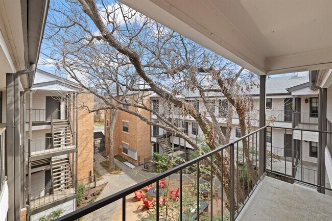 Building Photo - 203 E 31st St