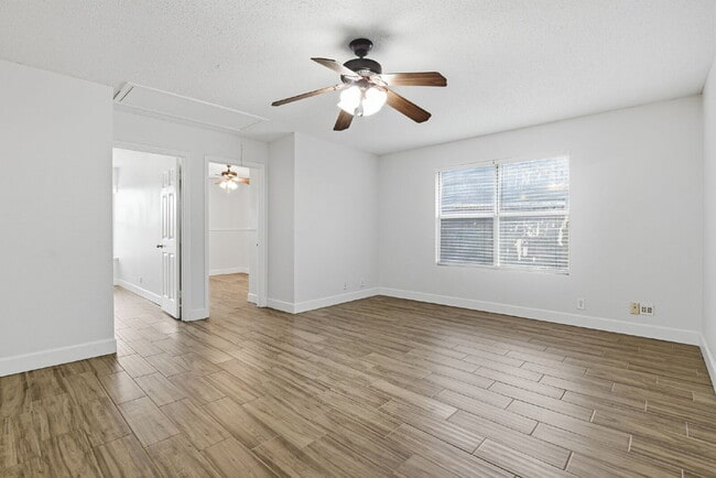 Building Photo - Modern Living Near UTSA/USAA: Quiet Cul-de-Sac with BONUS Space