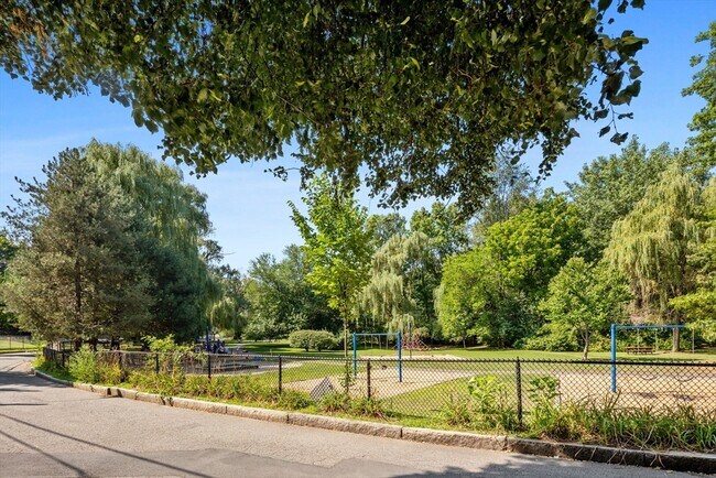 Building Photo - 80 Park St