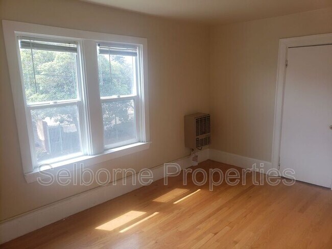 Building Photo - 546 Merrimac St