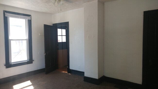 Building Photo - 2-Story House, 4Bed/2Bath washer/dryer hoo...