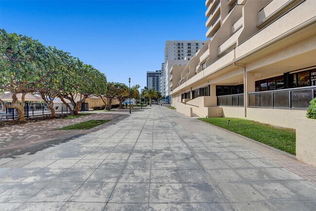 Building Photo - 2555 Collins Ave