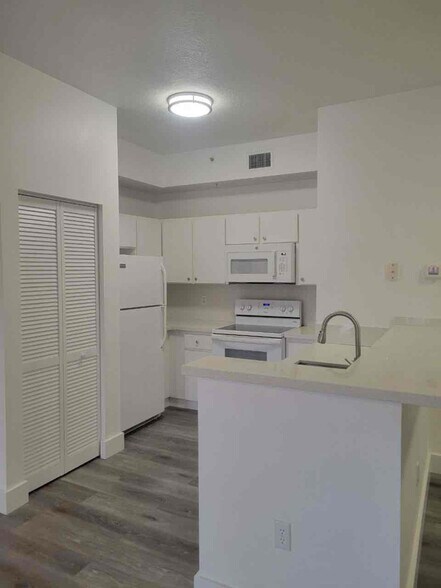 Building Photo - 7330 NW 114th Ave