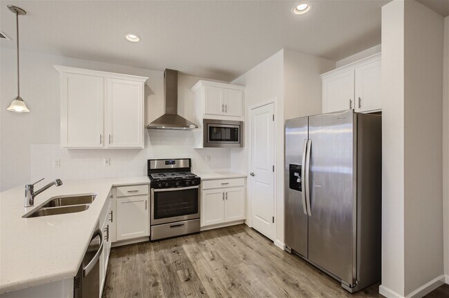 Building Photo - Beautiful SW Longmont Townhome